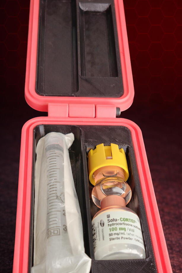 Étui conçu pour flacons et seringues de médicaments injectables.